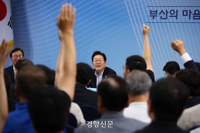 이재명 대통령이 25일 부산 부경대에서 타운홀 미팅 형식으로 진행한 ‘국민소통 행보, 부산의 마음을 듣다’ 간담회에서 시민들의 질문을 받고 있다. 김창길 기자