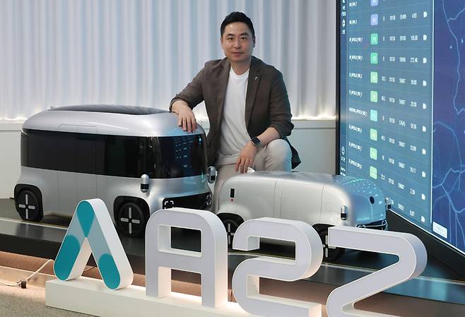 한지형 오토노머스에이투지 대표가 자율주행 버스 모형 앞에서 자율주행 기술에 대해 설명하고 있다. /이승환 기자