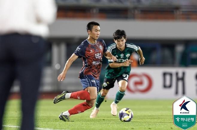 김천상무(사진 왼쪽) 전병관. 사진=한국프로축구연맹