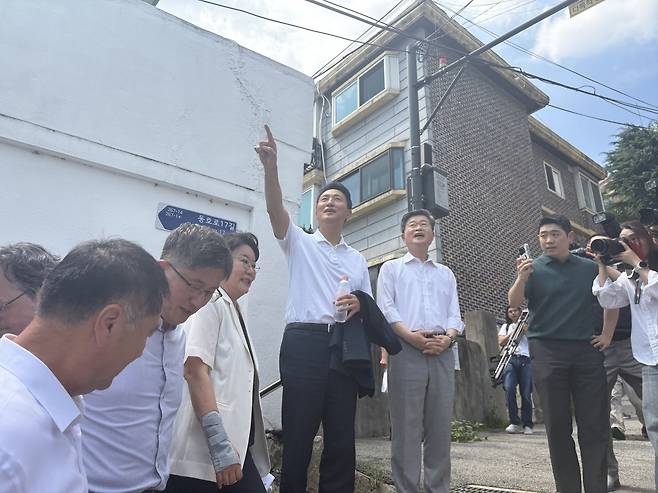 24일 서울 중구 신당9구역 재개발 현장을 둘러보는 오 시장의 모습. 정주원 기자