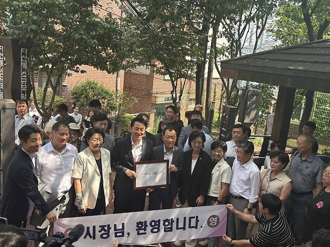 신당9구역 주민들과 오 시장의 기념사진 촬영 모습. 정주원 기자