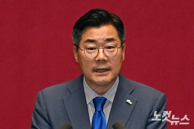 더불어민주당 박찬대 의원이 23일 서울 여의도 국회에서 열린 본회의에서 5분 자유발언을 하고 있다. 윤창원 기자