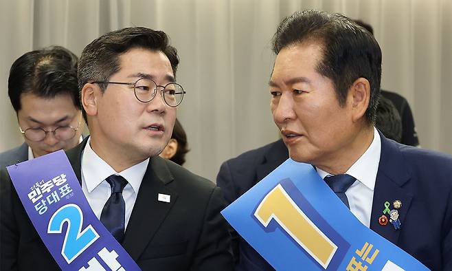 더불어민주당 정청래(오른쪽), 박찬대 당대표 후보가 지난 20일 서울 여의도 중앙당사에서 열린 '당대표 및 최고위원 선출을 위한 영남권 합동연설회'에서 대화하고 있다. 뉴스1