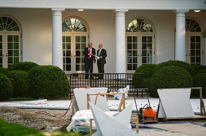 로즈가든 공사 현장 둘러보는 트럼프 대통령 - 2025년 7월 15일(현지시간) 백악관에 도착한 도널드 트럼프 미국 대통령이 리모델링 중인 로즈가든을 둘러보고 있다. EPA 연합뉴스