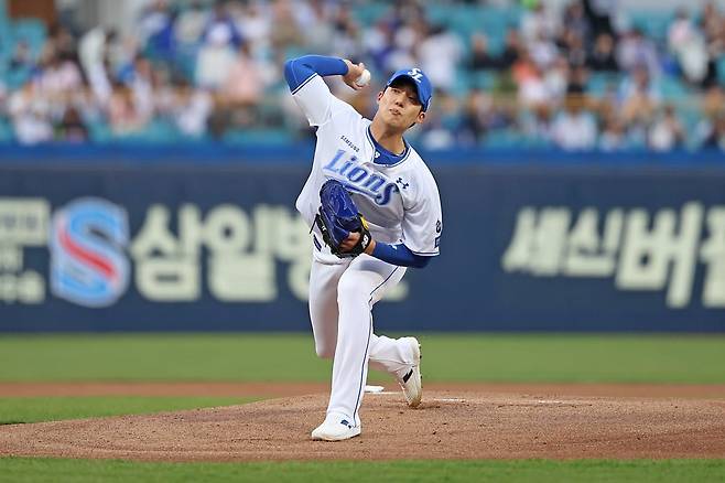 삼성 원태인은 윤석민 해설위원으로부터 배운 슬라이더를 올스타 휴식기 동안 많은 시간을 들여 연습했다. 그러나 22일 경기에선 원하는 결과를 얻지 못했다. 그는 “일단 좋았을 때의 슬라이더로 돌아가려 한다”며 당분간은 새롭게 익힌 슬라이더를 봉인하겠다는 뜻을 밝혔다. 사진제공 | 삼성 라이온즈