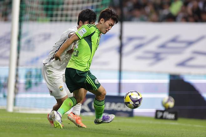 전북이 ‘제2의 이재성’으로 평가받는 강상윤과의 재계약 작업에 착수했다. 23일 전주월드컵경기장에서 열린 강원과의 K리그1 홈경기에서 상대 수비수와 볼을 다투는 모습. 사진제공|한국프로축구연맹