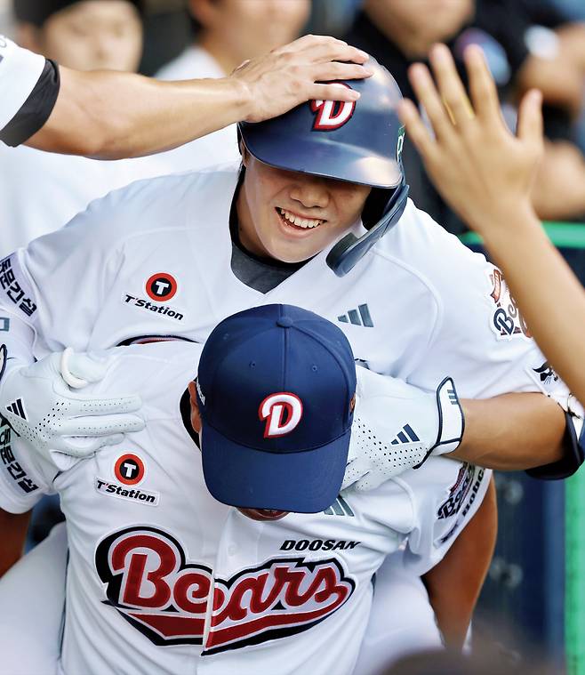 두산 박준순이 23일 잠실 한화전에서 홈런을 친 뒤 더그아웃에서 동료들의 축하를 받고 있다. 두산베어스 제공