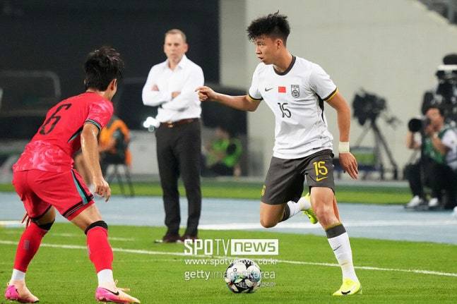 ▲ 왕위동은 최근 한계를 봤다. 동아시안컵 일본전이 끝나고 "내 기량을 하나도 발휘하지 못했다. 내 돌파는 통하지 않았다"며 "일본의 측면 수비가 너무 단단해 패스조차 할 수 없었다"고 현실적인 실력 차이를 인정했다.