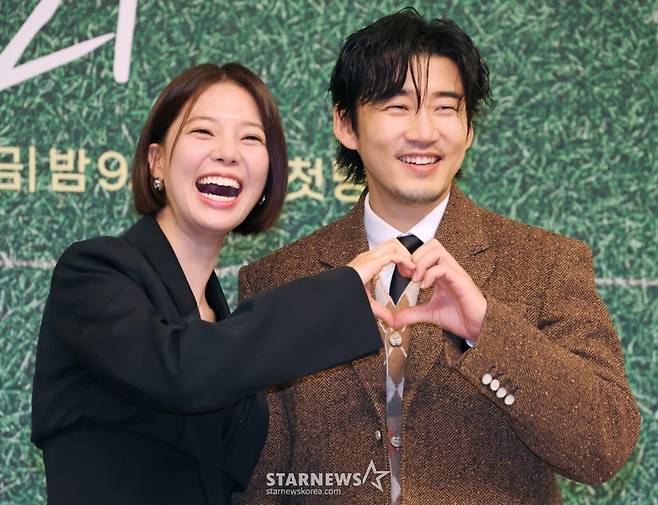 배우 임세미, 윤계상이 25일 오후 서울 양천구 SBS 사옥에서 진행된 금토드라마 '트라이: 우리는 기적이 된다' 제작발표회에 참석해 포즈를 취하고 있다. 예측불허 괴짜감독 주가람과 만년 꼴찌 한양체고 럭비부가 전국체전 우승을 향해 질주하는 코믹 성장 스포츠 드라마 '트라이: 우리는 기적이 된다'는 오늘(25일) 첫 방송된다. /2025.07.25 /사진=이동훈 photoguy@