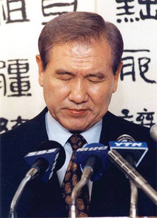 고(故) 노태우 전 대통령이 1995년 10월 27일 서울 연희동 자택에서 대통령 재임 중 비자금 조성과 관련해 대국민 사과를 하고 있다. 동아DB