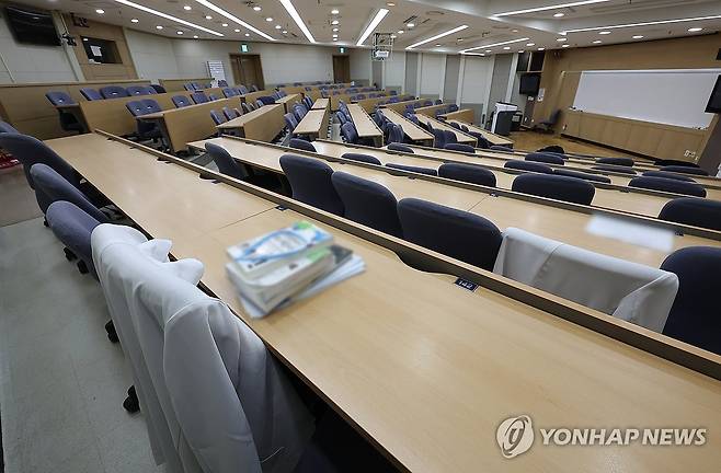 텅 빈 의대 강의실…의대생 복귀는 언제? (서울=연합뉴스) 김성민 기자 = 전국 40개 의대 총장 모임인 의과대학 선진화를 위한 총장협의회(의총협)가 17일 긴급 회의를 열고 복귀한 의대생들을 위한 의대교육 정상화 방안을 논의할 예정이다.
이날 서울 시내 한 의과대학 강의실에 가운이 걸려 있다. 2025.7.17 ksm7976@yna.co.kr