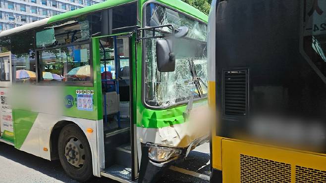 25일 오전 11시38분께 광주 동구 광주전남지방병무청 앞 버스정류장에서 시내버스가 앞서가던 다른 시내버스를 들이받았다. /동부소방서 제공