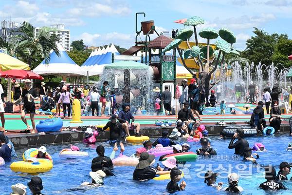 집중호우로 연기됐던 울산 중구 동천야외물놀이장이 26일 개장식을 가졌다. 휴일을 맞아 물놀이장을 찾은 시민들이 물놀이를 하며 한낮의 더위를 식히고 있다.