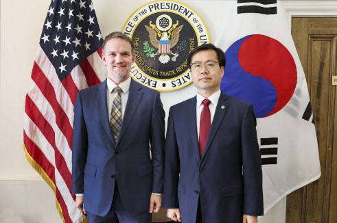 여한구 산업통상자원부 통상교섭본부장이 25일(현지시간) 미국 워싱턴 DC 미국무역대표부 회의실에서 제이미슨 그리어 미국무역대표부 대표와 한미 관세 협상 진전 방안 등에 대한 논의에 앞서 기념촬영을 하고 있다. (사진=연합뉴스)