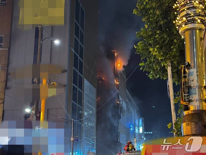 25일 오후 11시 6분쯤 인천시 구월동의 지상 6층짜리 대형 상가에서 화재가 발생했다.(독자 제공. 재배포 및 DB금지)2025.7.26/뉴스1