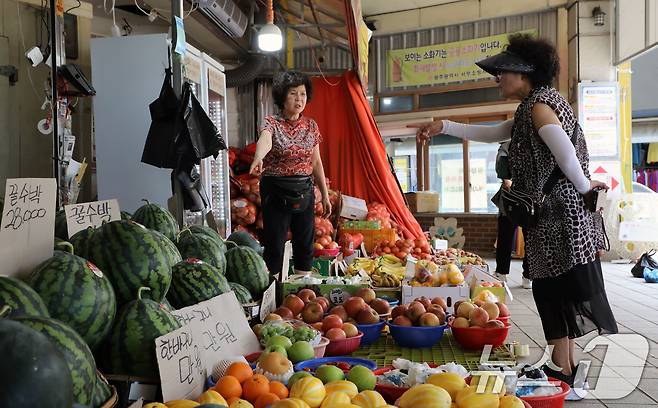 전 국민에게 1인당 15만~45만원을 지급하는 '민생회복 소비쿠폰' 지급 첫 주말인 26일 광주 서구 양동시장에서 한 손님이 과일을 고르고 있다. 2025.7.26/뉴스1 ⓒ News1 이수민 기자