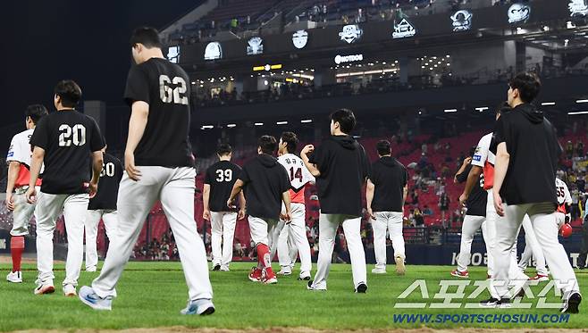 24일 광주 기아 챔피언스필드에서 열린 LG-KIA전. KIA가 0대8로 패하며 3연전을 모두 내줬다. 선수들이 힘없이 그라운드로 나서고 있다. 광주=정재근 기자 cjg@sportschosun.com/2025.7.24/