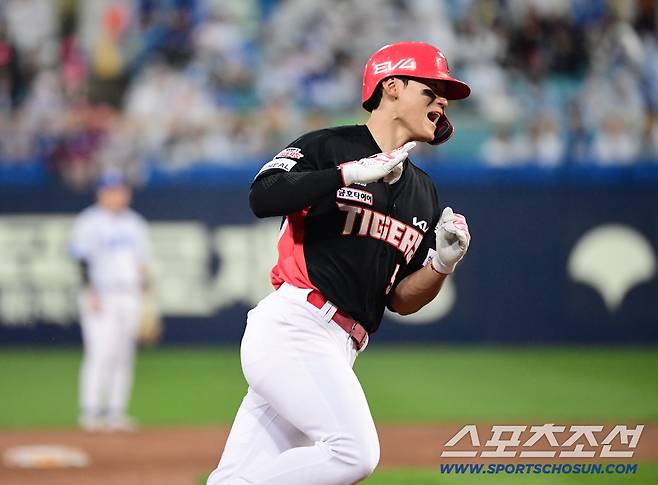 24일 대구 삼성라이온즈파크에서 열린 KBO리그 삼성과 KIA의 경기. 7회 KIA 김도영이 삼성 김태훈을 상대로 솔로홈런을 날렸다. 힘차게 그라운드를 돌고 있는 김도영. 대구=송정헌 기자songs@sportschosun.com/2025.05.24/