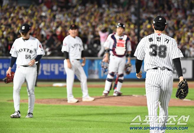 최준영에 이어 홍민기가 급하게 등판하고 있다.