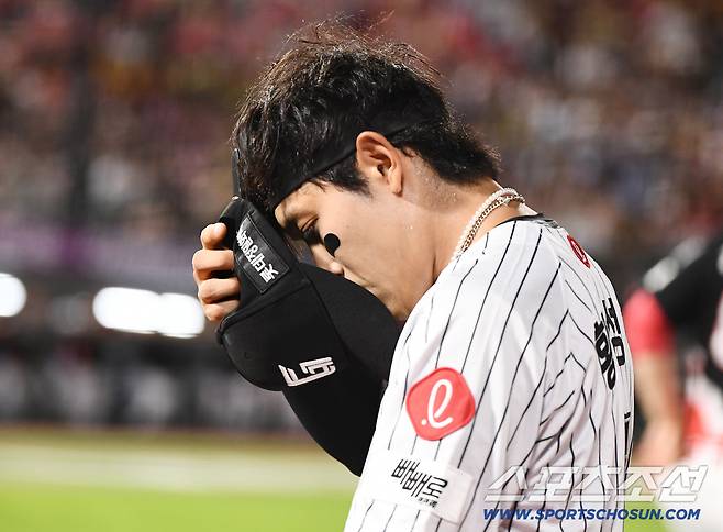 25일 부산 사직구장에서 열린 KIA와 롯데의 경기. 7회초 1사 중견수 황성빈이 박찬호의 평범한 뜬공을 놓친 후 교체되고 있다. 부산=정재근 기자 cjg@sportschosun.com/2025.7.25/