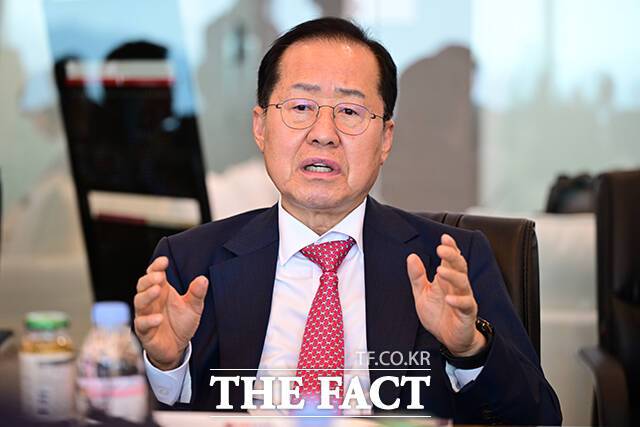 홍준표 전 대구시장이 지난 24일 페이스북에 송 위원장을 직격한 것으로 보이는 글을 남겼다. /남윤호 기자