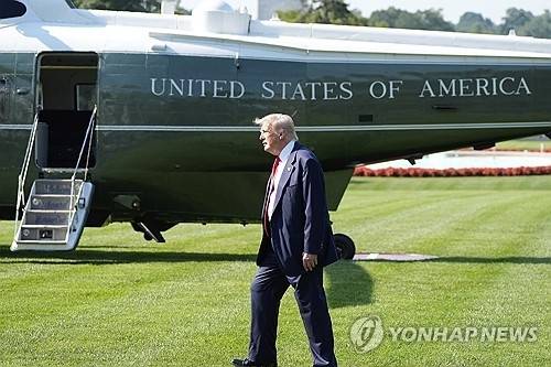 백악관에서 마린원에 탑승하는 트럼프 미 대통령. 연합뉴스