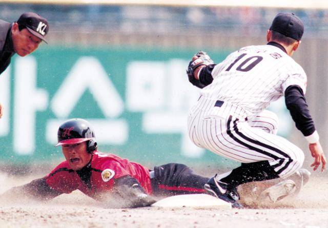 상대에게 공포의 대상이었던 해태 시절의 이종범(가운데). 한국일보 자료사진