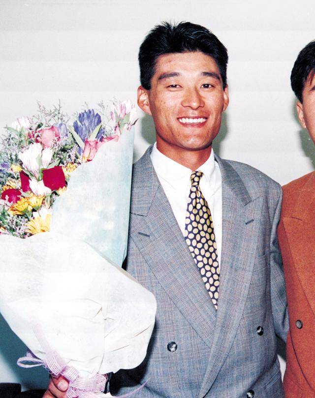 이종범이 1994년 정규시즌 최우수선수(MVP)에 뽑힌 후 꽃다발을 들고 환하게 웃고 있다. 한국일보 자료사진