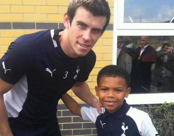 가레스 베일과 데인 스칼렛(오른쪽). 사진=토트넘 공식 SNS