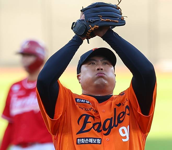 <yonhap photo-2873=""> 류현진 '악몽' (대전=연합뉴스) 김도훈 기자 = 26일 대전 한화생명 볼파크에서 프로야구 2025 신한 SOL 뱅크 KBO리그 SSG 랜더스와 한화 이글스 경기. 1회초 한화 류현진이 대량실점 한 뒤 심호흡을 하고 있다. 이날 경기는 2006년 데뷔한 류현진과 2007년 데뷔한 SSG 김광현의 첫 선발 맞대결로 관심을 모았으나 류현진은 1회초 5실점하며 마운드에서 물러났다. 2025.7.26 superdoo82@yna.co.kr/2025-07-26 19:18:29/ <저작권자 ⓒ 1980-2025 ㈜연합뉴스. 무단 전재 재배포 금지, AI 학습 및 활용 금지></yonhap>