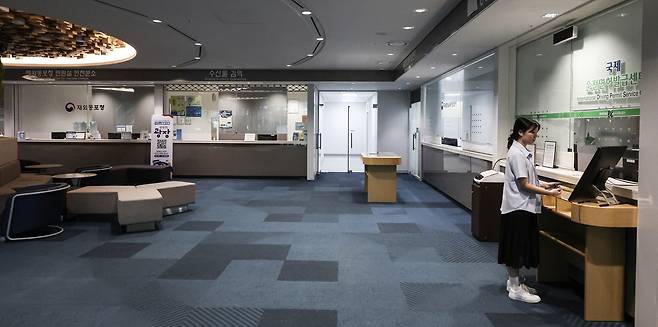널찍한 공간에 구역별로 배치된 행정기관.