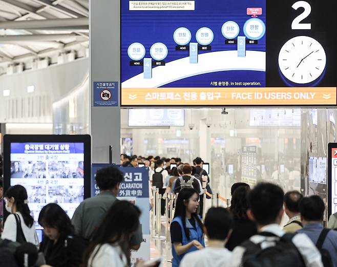 출국장별 실시간 혼잡도(오른쪽 위)와 출국장별 대기열 상황(왼쪽)이 나오고 있다.