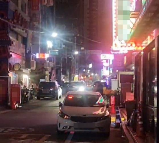 경기도 의정부의 한 유흥가 골목. 흥신소장 김모(31)씨는 지역 유흥협회 의뢰를 받고 불법으로 접대부를 제공하는 2·3종 유흥업소를 단속 중이다. 안덕관 기자