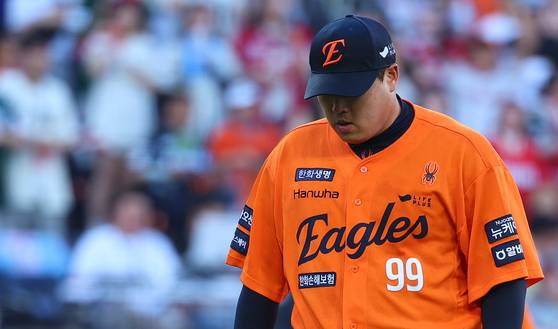 26일 SSG 김광현과의 첫 선발 맞대결에서 완패한 한화 류현진. 연합뉴스