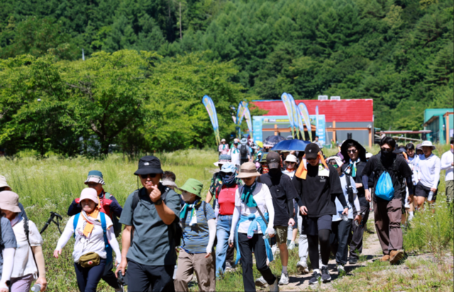 ▲ 강원관광재단이 주관한 ‘운탄고도1330 테마 트레일 페스티벌’이 26일 태백에서 열려 500여명의 참가자들은 알리소(옛 소원지캠핑장)를 출발해 태백체험공원·지지리골을 거쳐 자작나무숲으로 이어지는 ‘운탄고도 6길’을 걷고, 한강·낙동강 발원지 축제와 황지시장·관광지 등 연계 코스를 방문해 프로그램을 즐겼다.