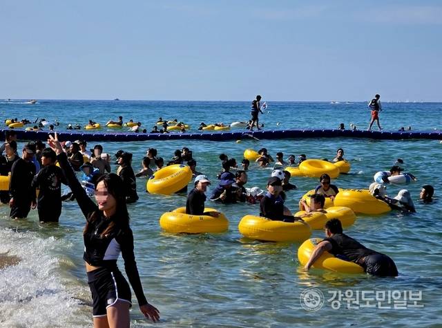 ▲ 26일 오후 2시쯤 찾은 강원 강릉 경포해수욕장. 피서객들이 해수욕을 즐기며 더위를 식히고 있다.황선우 기자
