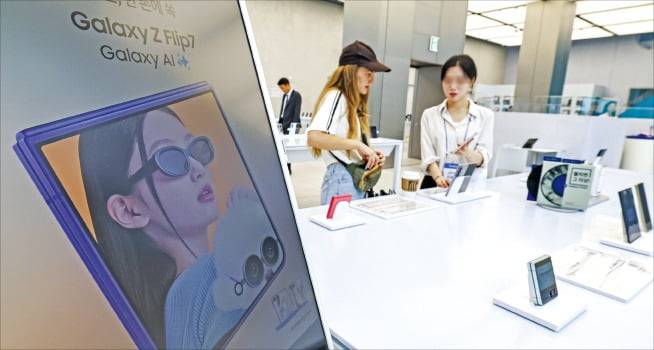 삼성전자가 25일 신형 폴더블폰 갤럭시 Z폴드7, Z플립7을 공식 출시했다. 서울 서초동 ‘삼성 강남’을 찾은 외국인 소비자가 신제품 관련 설명을 듣고 있다. /임형택 기자