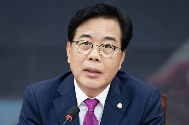 송언석 국민의힘 비상대책위원장 겸 원내대표가 24일 서울 여의도 국회에서 열린 비상대책위원회의에서 모두 발언을 하고 있다. / 사진=뉴스1