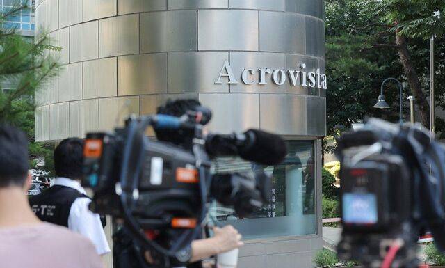 김건희 여사의 의혹들을 수사하는 민중기 특별검사팀이 25일 서울 서초구 아크로비스타 등에 대한 압수수색을 시도 중인 가운데 현장에 취재진이 대기하고 있다. 연합뉴스