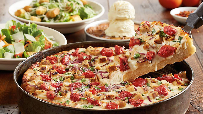 BJ‘S의 대표 메뉴 중 하나인 시카고 피자. 사진=BJ’S