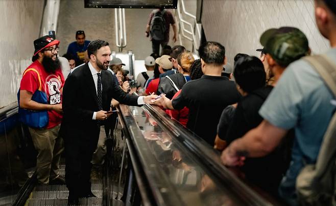 조란 맘다니 뉴욕시장 예비후보가 4월 1일 뉴욕시에서 캠페인 방문 후 지하철을 타고 있다 /로이터=뉴스1