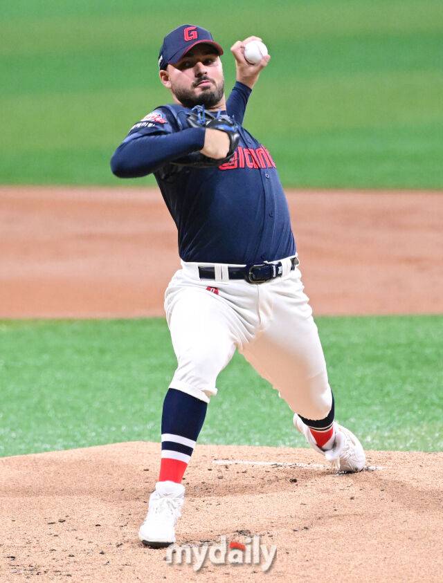 2025년 7월 24일 오후 서울 고척스카이돔에서 열린 '2025 신한 SOL뱅크 KBO 리그' 롯데 자이언츠와 키움 히어로즈의 경기. 롯데 선발투수 감보아가 역투하고 있다./마이데일리