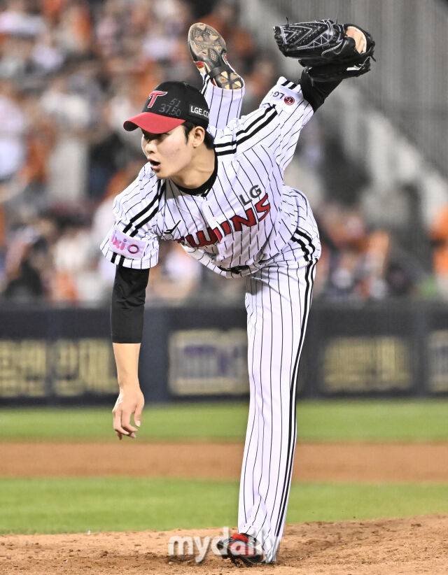 28일 오후 서울 잠실야구장에서 진행된 '2025 프로야구 KBO리그' LG트윈스와 한화이글스의 경기. LG 김영우가 역투하고 있다./마이데일리