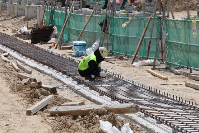 ▲폭염특보 일주일째인 3일 울산 울주군 온산읍 에쓰오일 샤힌프로젝트 건설 현장에서 근로자들이 작업하고 있다. 이날 울산에는 폭염 영향예보 '경고' 단계가 발령됐다. ⓒ연합뉴스