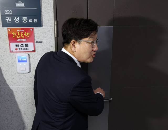 권성동 국민의힘 의원이 이달 18일 서울 여의도 국회 의원회관에서 자신의 사무실로 들어가고 있다. 이날 김건희 여사를 둘러싼 여러 의혹을 수사 중인 민중기 특별검사팀은 권성동 국민의힘 의원의 국회 사무실과 강원 강릉에 있는 지역구 사무실을 압수수색했다. 성형주 기자