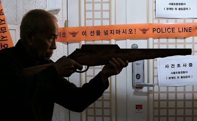 7월21일 인천에서 사제 총기를 발사해 아들을 숨지게 한 60대 피의자의 주거지에 폴리스 라인이 설치돼 있다. ⓒ연합뉴스