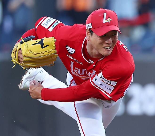 ▲ SSG 랜더스 왼손투수 김광현이 한화 이글스 류현진과의 '류김대전'에서 압승을 거뒀다. 류현진이 1이닝 5실점으로 무너진 가운데 김광현은 6이닝 2실점으로 퀄리티스타트를 달성했다. ⓒ 연합뉴스