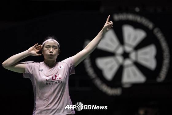 안세영이 20일 일본 도쿄에서 열린 세계배드민턴연맹(BWF) 월드투어 슈퍼 750 일본오픈 여자단식 결승에서 왕즈이(오른쪽)를 2-0(21-12, 21-10)으로 꺾고 우승을 확정한 뒤 세리머니를 하고 있다. /AFPBBNews=뉴스1