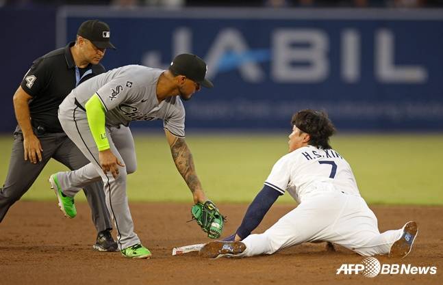 김하성(오른쪽)이 도루를 성공시키고 있다. /AFPBBNews=뉴스1