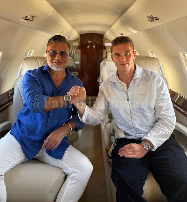 영국 런던행 비행기를 탄 빅토르 요케레스(오른쪽). /사진=파브리시오 로마노 사회관계망서비스(SNS)